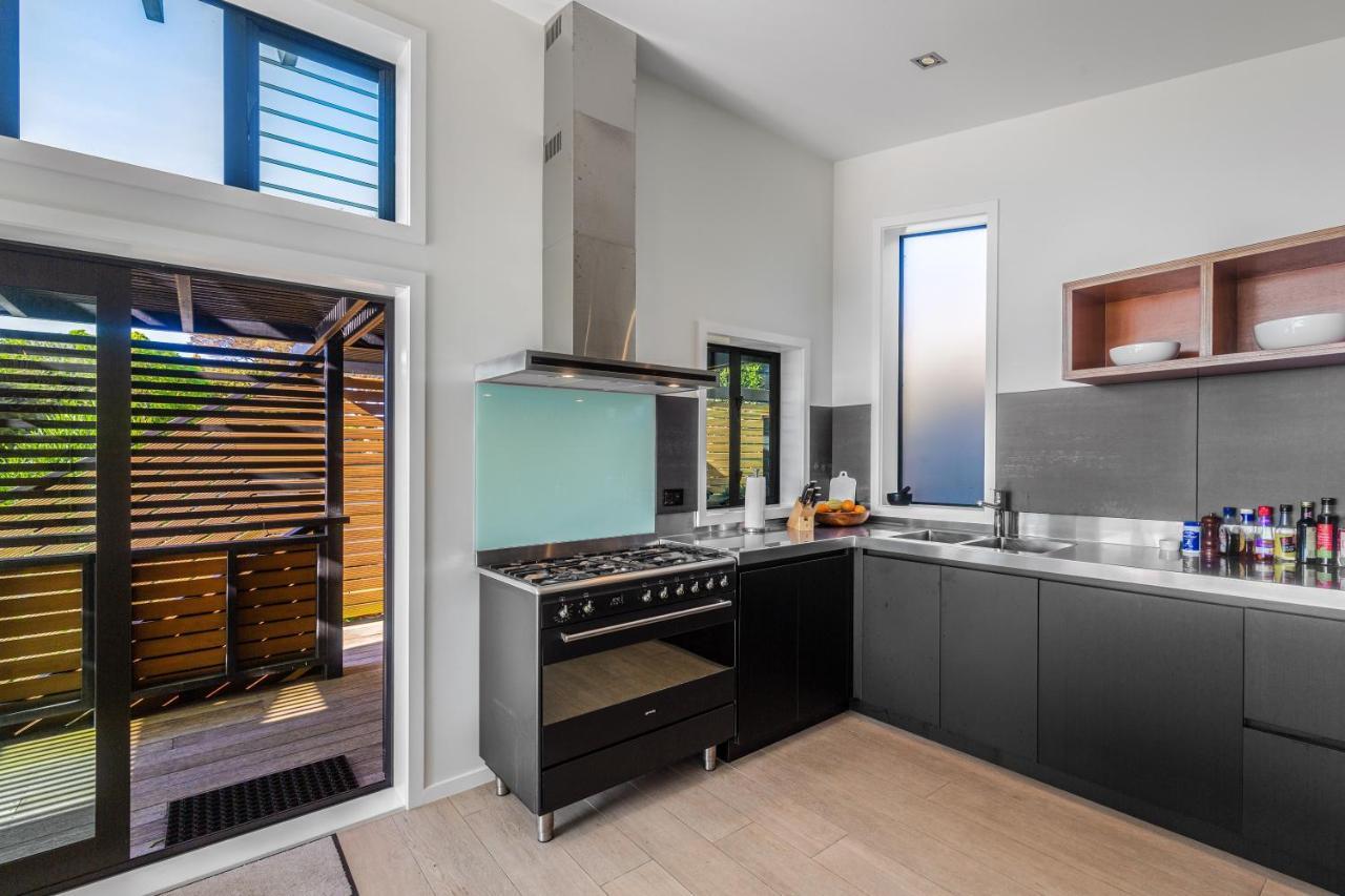 Вилла Taonga With Sea Views By Waiheke Unlimited Oneroa Экстерьер фото
